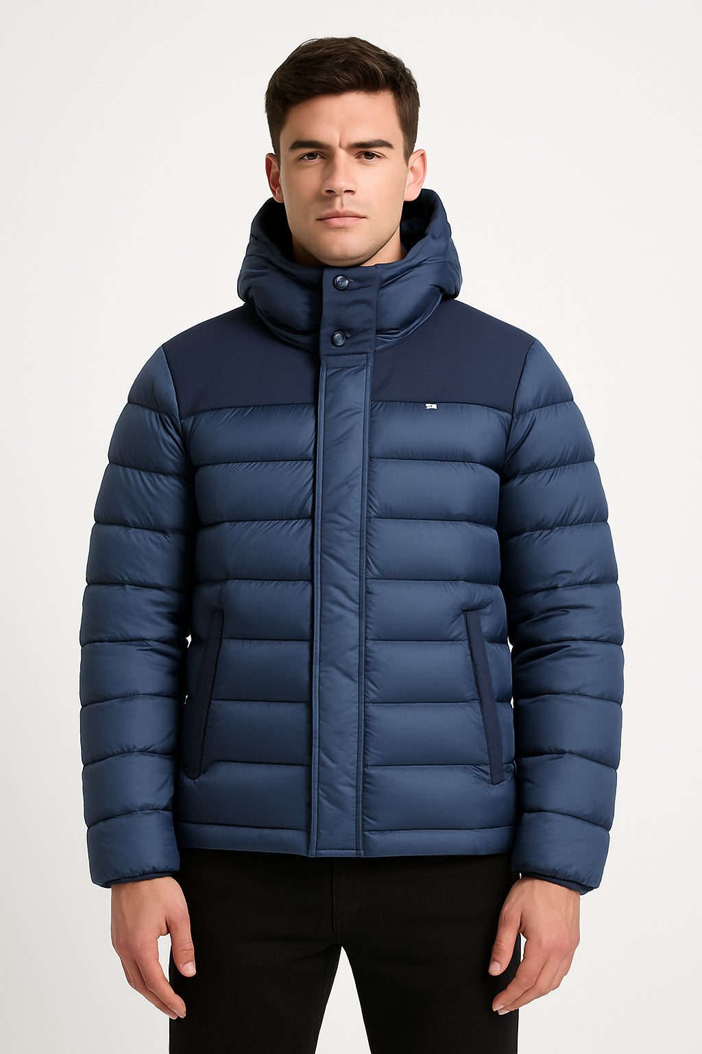 Giubbino Invernale Comfort blu, imbottito e moderno, con cappuccio e tasche, ideale per l'inverno.