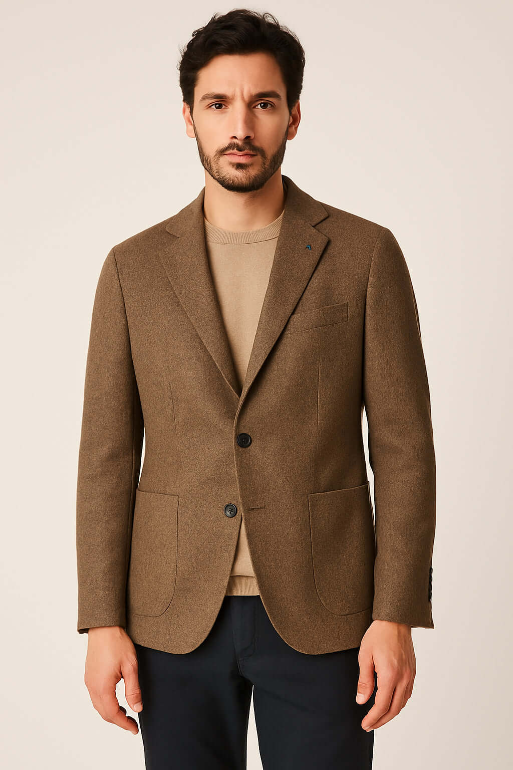 Giacca Uomo Elegante Monopetto in tessuto marrone con revers classici e chiusura a due bottoni per look raffinati.