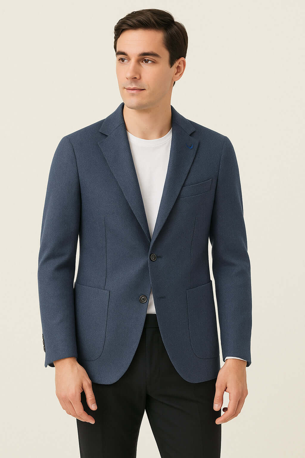 Giacca Uomo Elegante Monopetto in blu, elegante giacca monopetto a 2 bottoni con revers classico e tasche applicate.