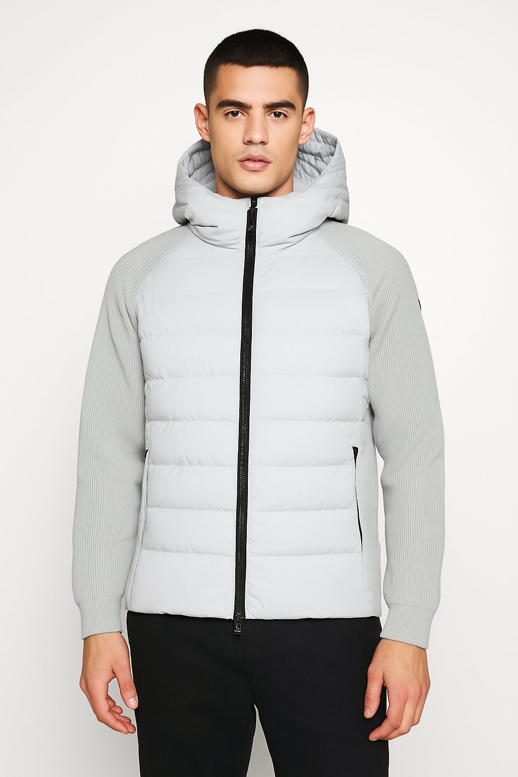 Giubbino Elast Man in grigio con cappuccio, imbottito e maniche elasticizzate per comfort e stile.