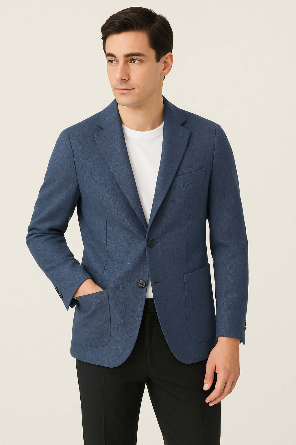 Giacca Uomo Elegante Monopetto blu indossata da giovane modello con t-shirt bianca, perfetta per look formali e casual chic.