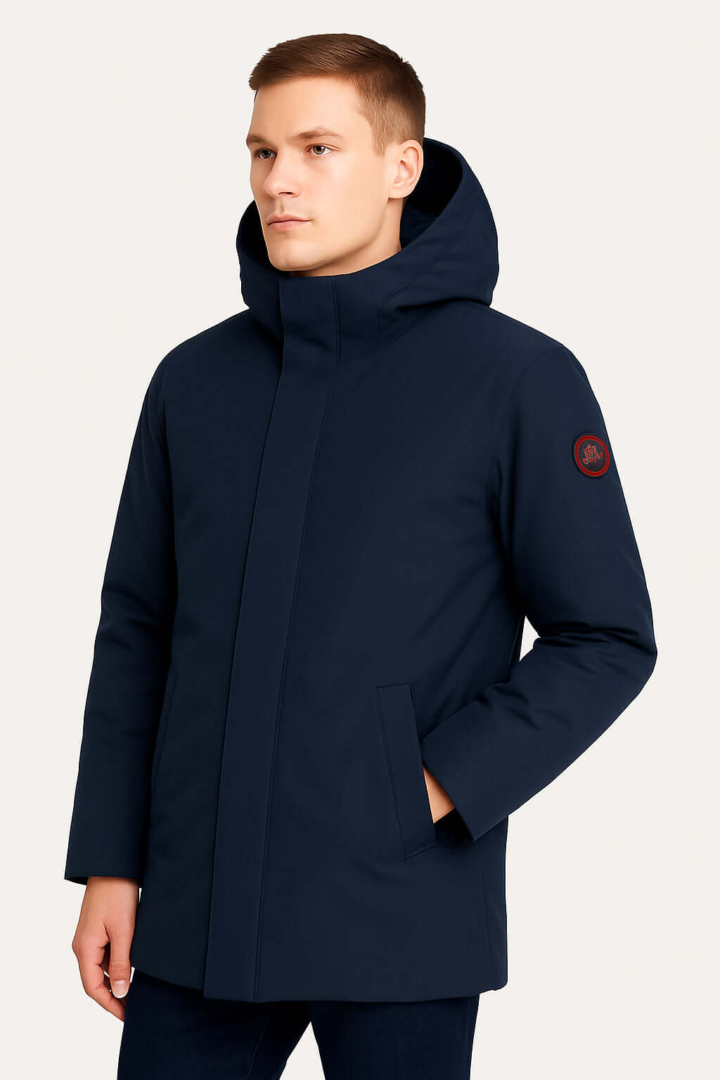 Giubbino Parka Museum Foster indossato da uomo con cappuccio, design minimal e funzionale per l'inverno.