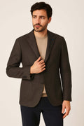 Giacca Uomo Elegante Monopetto, giacca monopetto a 2 bottoni in tessuto di qualità, indossata da un modello maschile.
